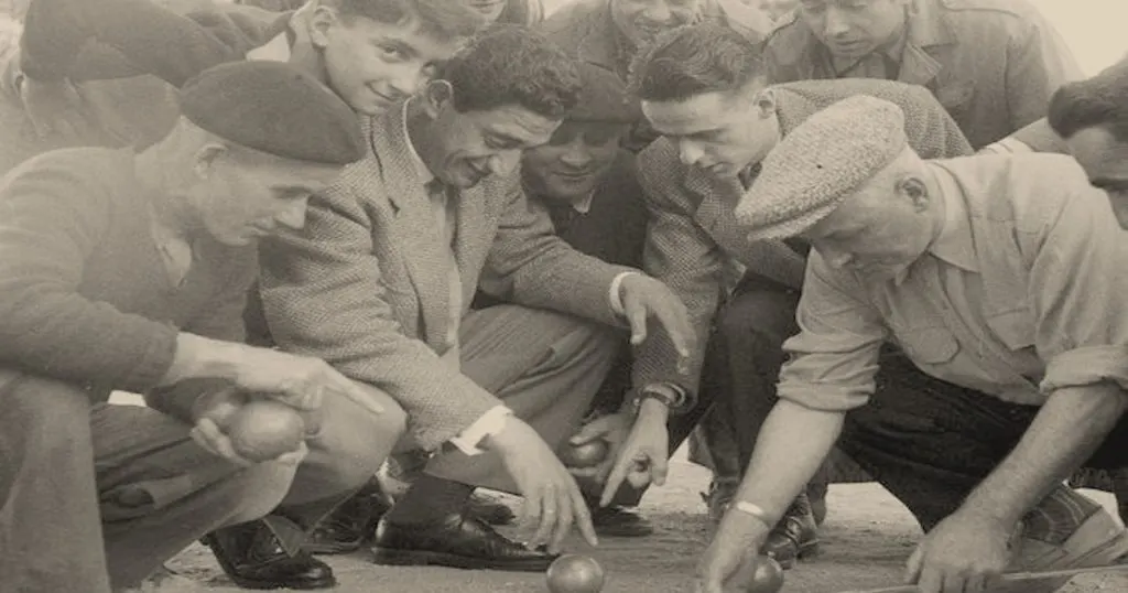Photo historique de des hommes jouant au pétanque dans la place