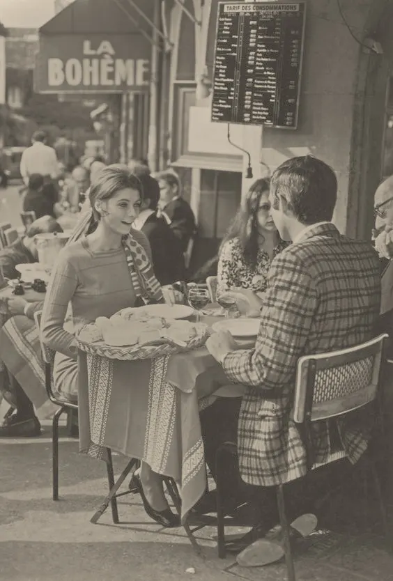 Clients sur la terrasse de Restobar LURE autrefois