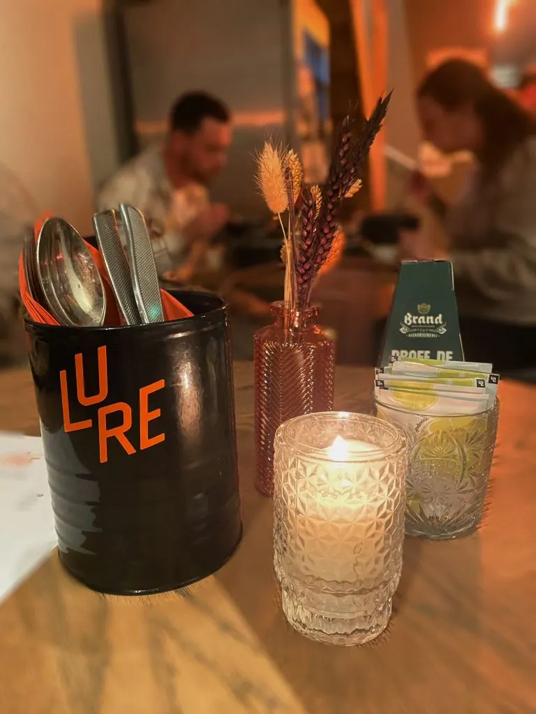 Tisch bei Kerzenlicht mit einem LURE-Besteckbecher