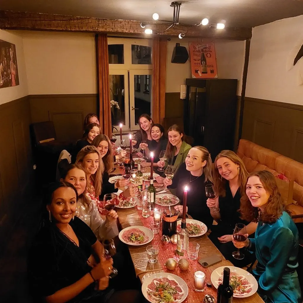 Un groupe dîne au feu de camp dans la salle privée de la salle à manger Restobar LURE
