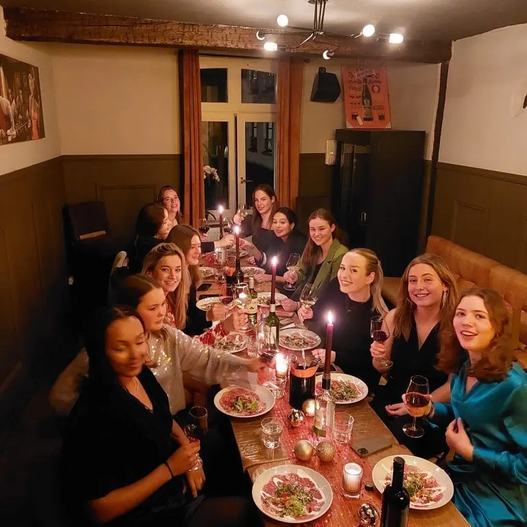 Les invités se réjouissent à la table dressée dans la salle privée de la salle à manger. LURE